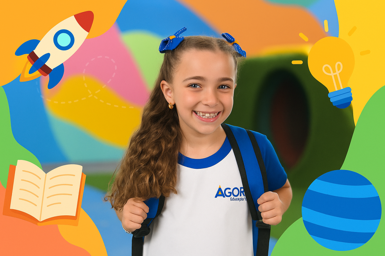 Menina alegre no playground colorido